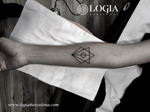 tatuaje-brazo-geometria-logia-barcelona-dasly      